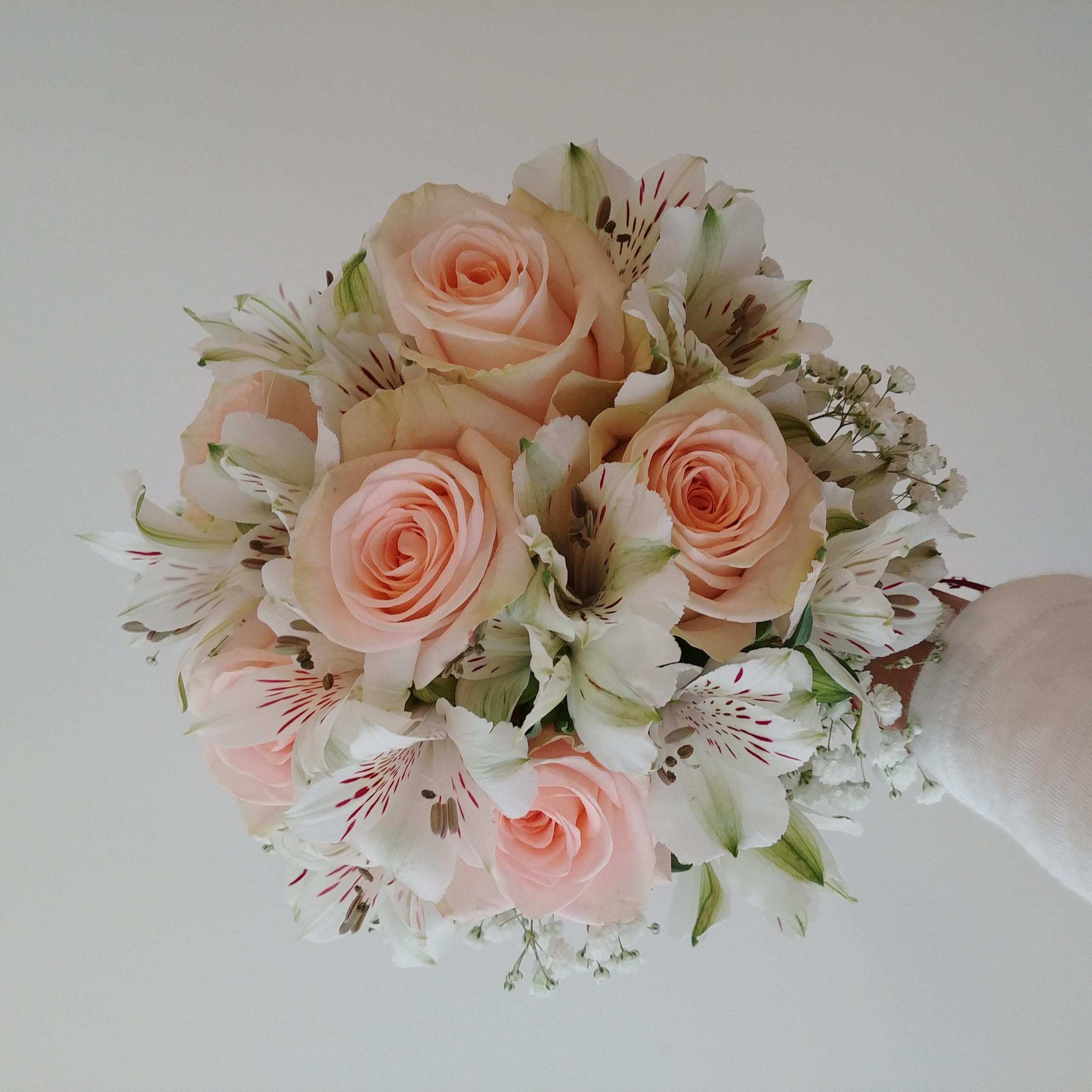 Ramo de novia en rosas, astromelias e ilusión.