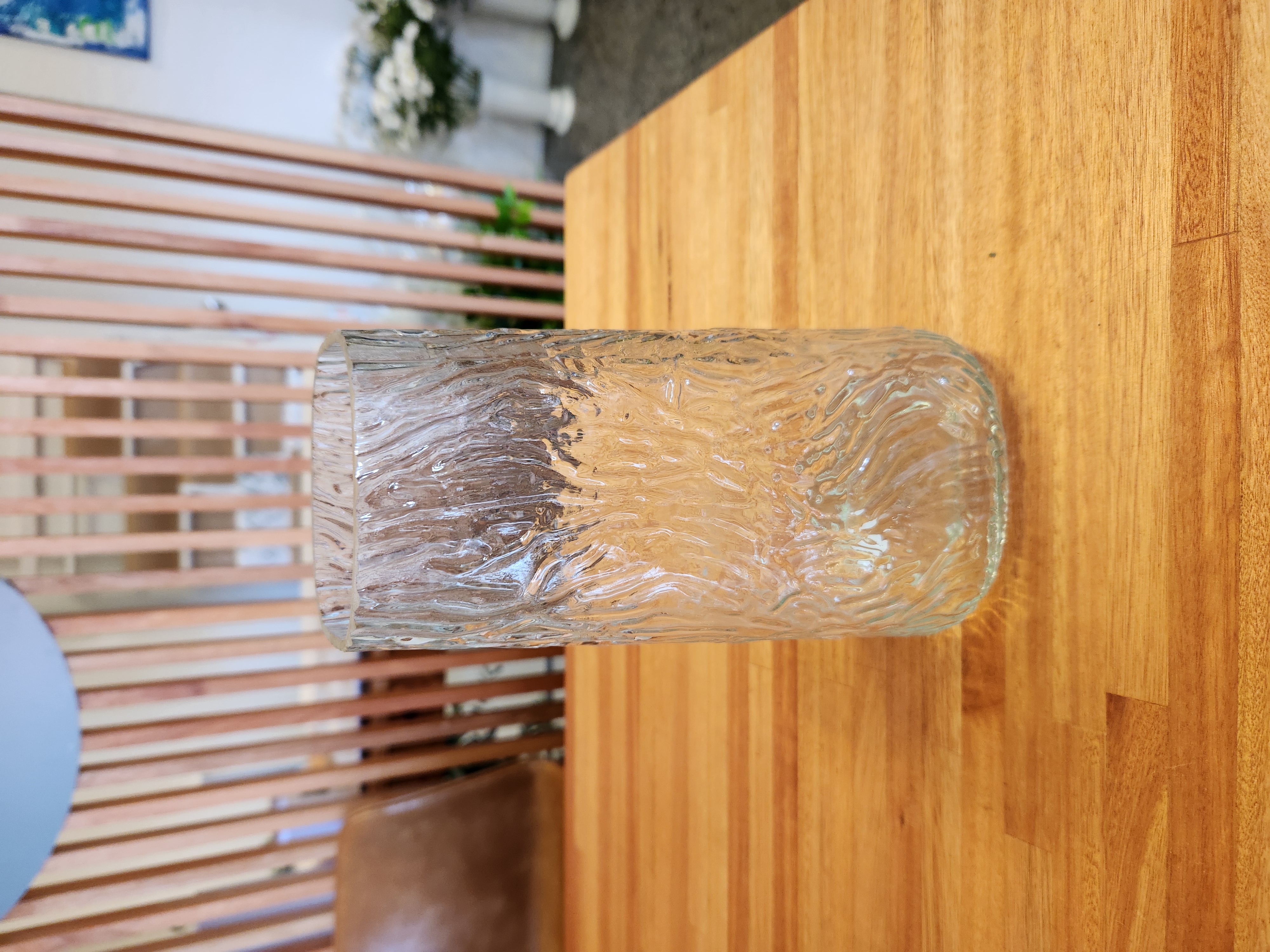 Florero de vidrio labrado