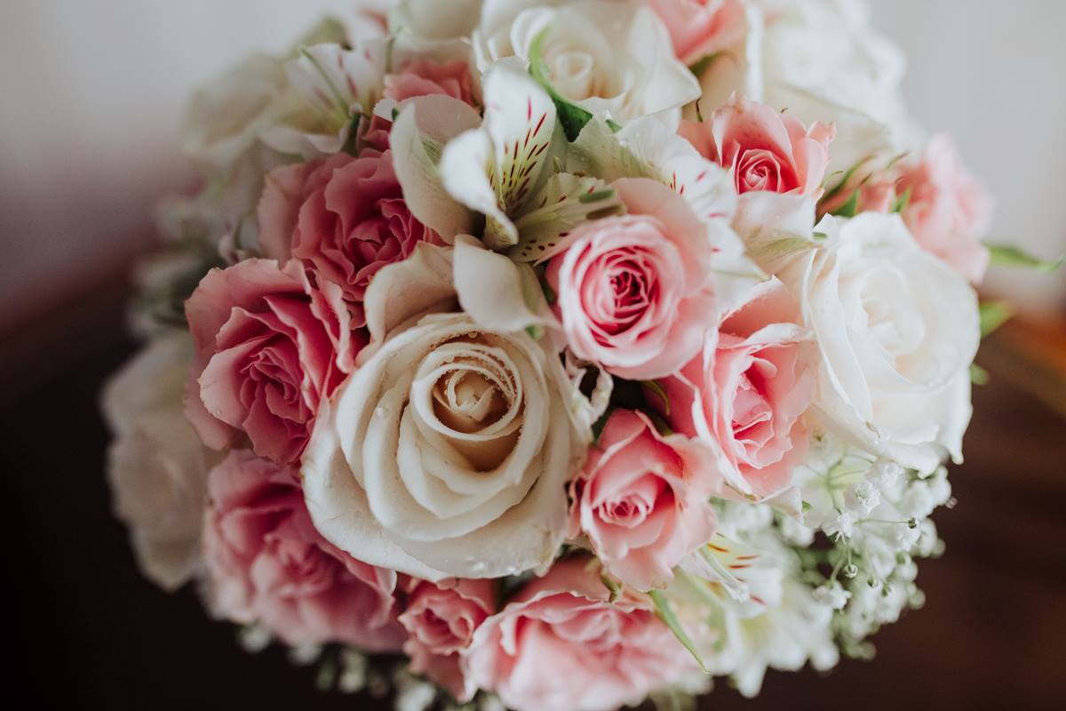 Ramo de novia en rosas, mini rosas, astromelias, ilusión y follajes