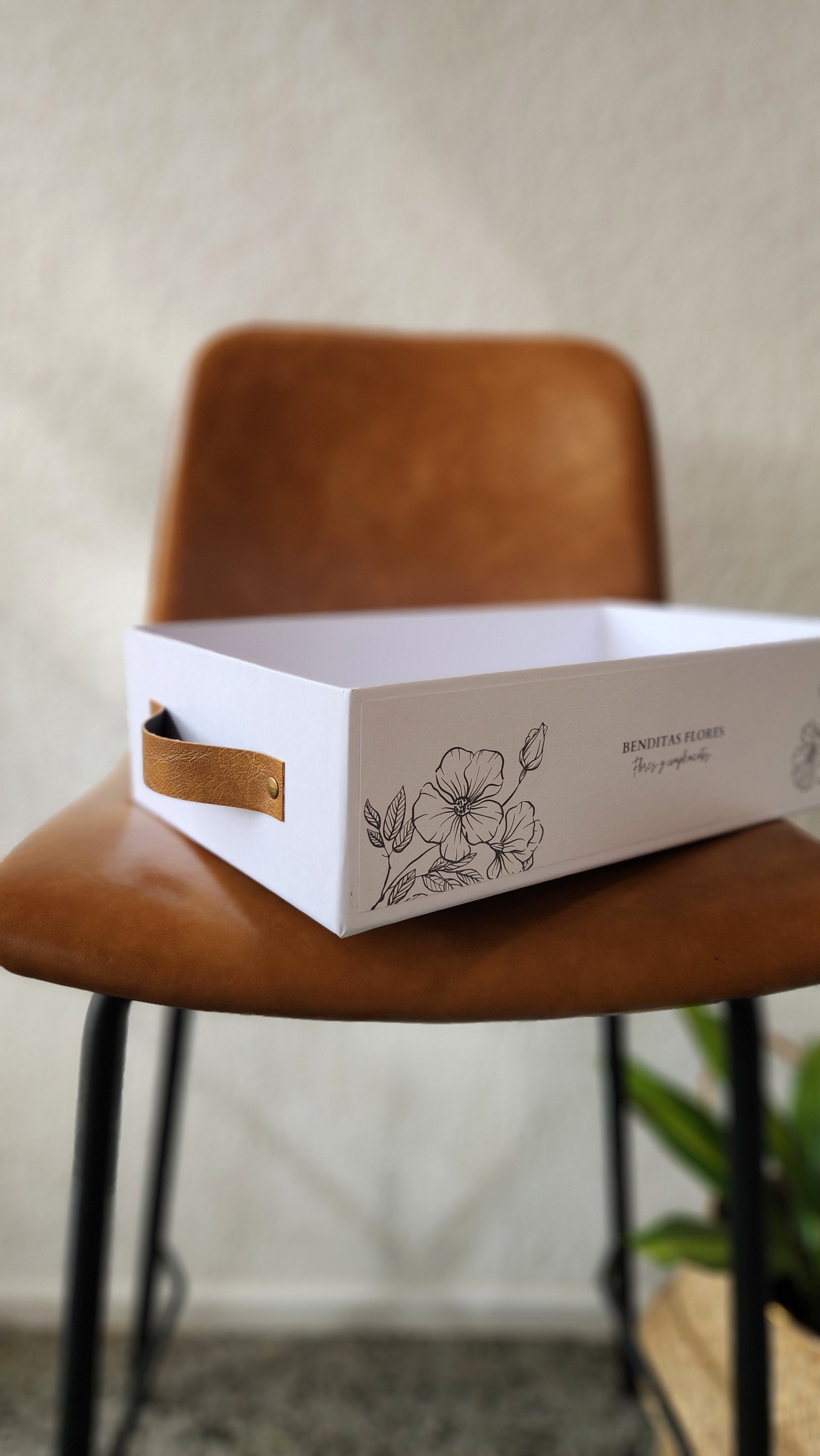 Caja de cartón con asas