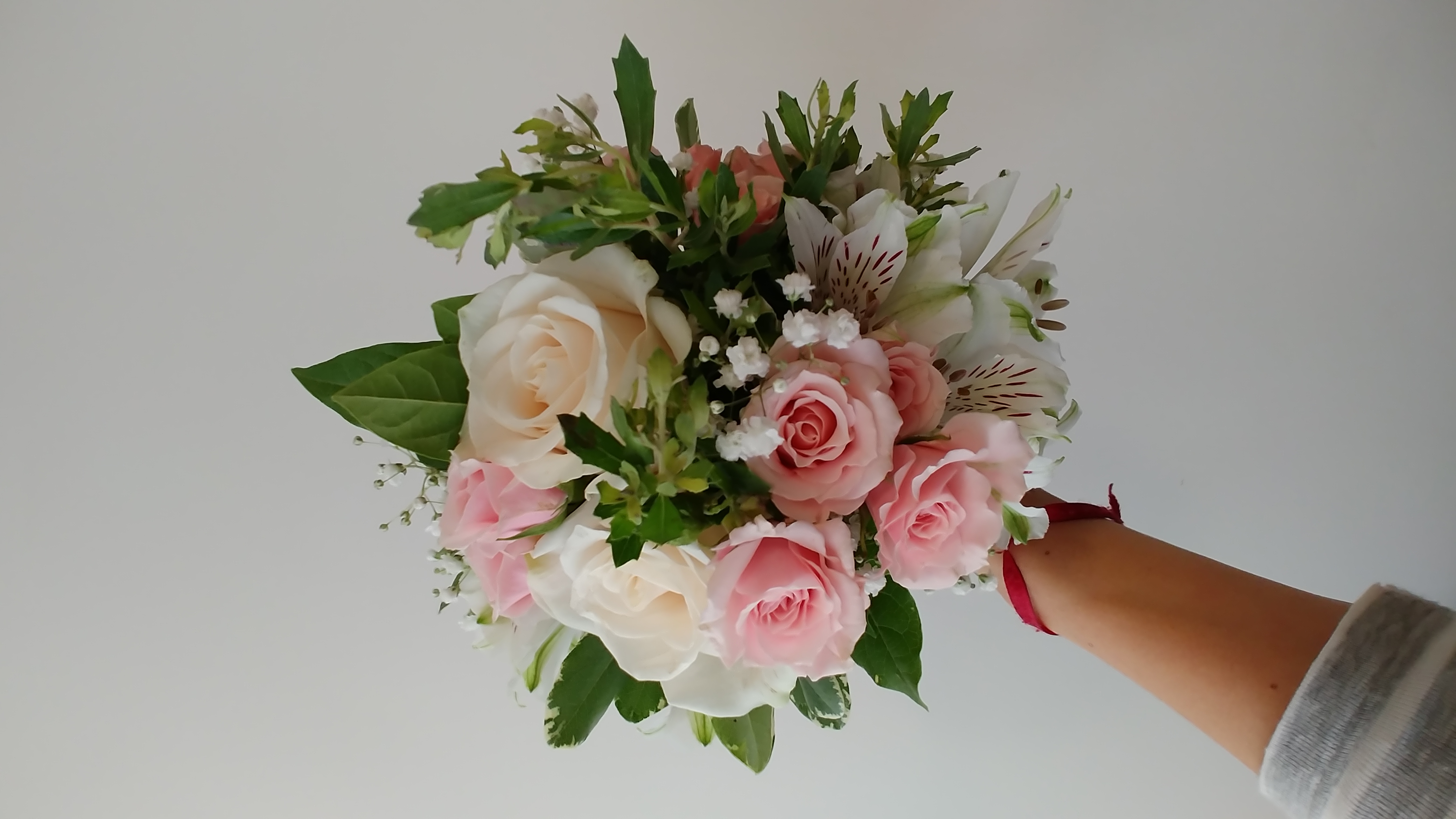 Ramo de novia en rosas, mini rosas, astromelias, ilusión y follajes