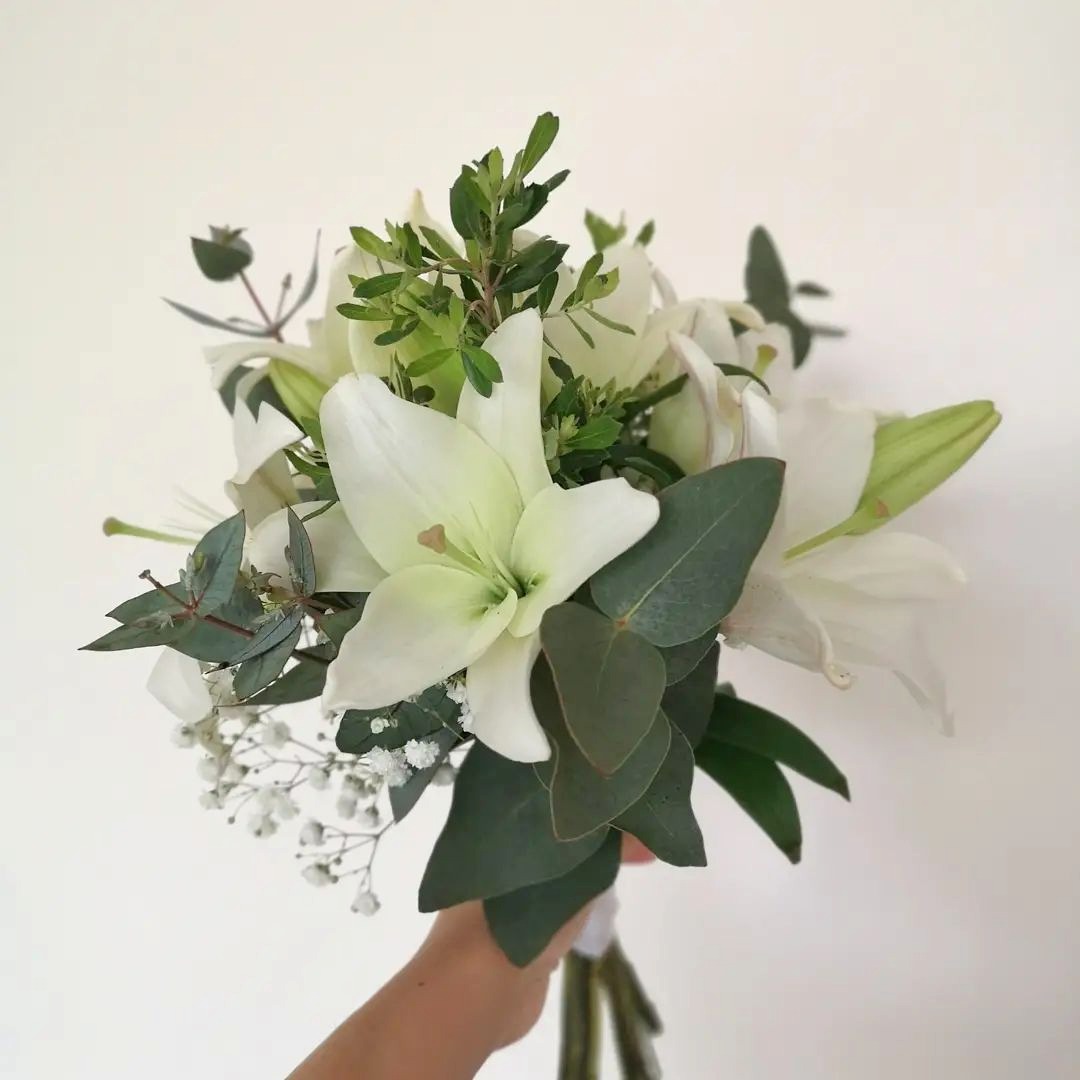 Ramo de novia en lirios con ilusión y follaje