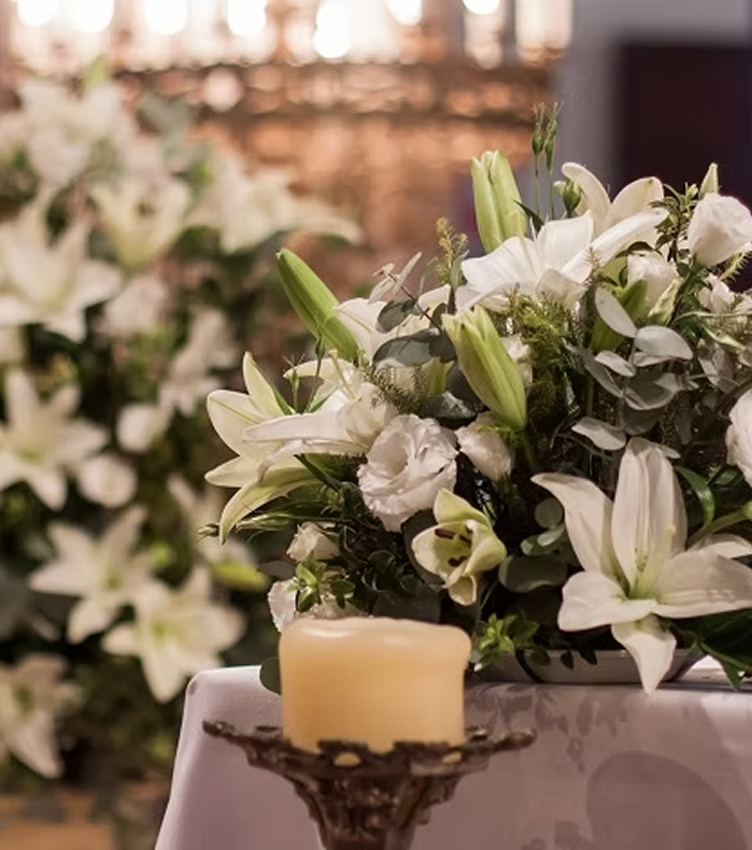 Benditas flores Decoración de iglesias