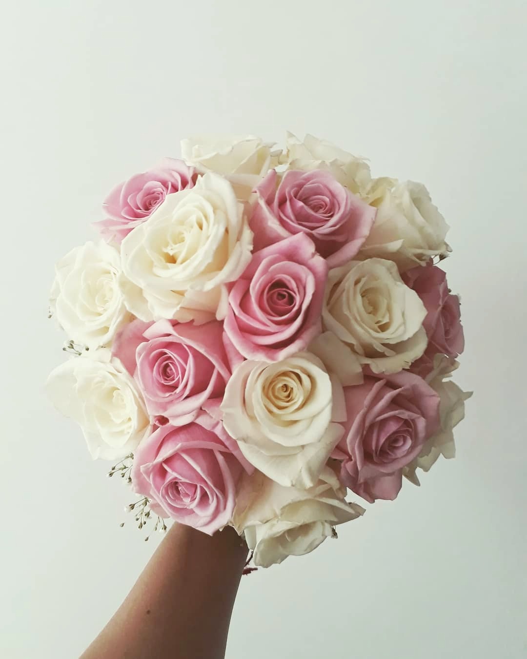 Ramo de novia en rosas de 2 tonos con ilusión.