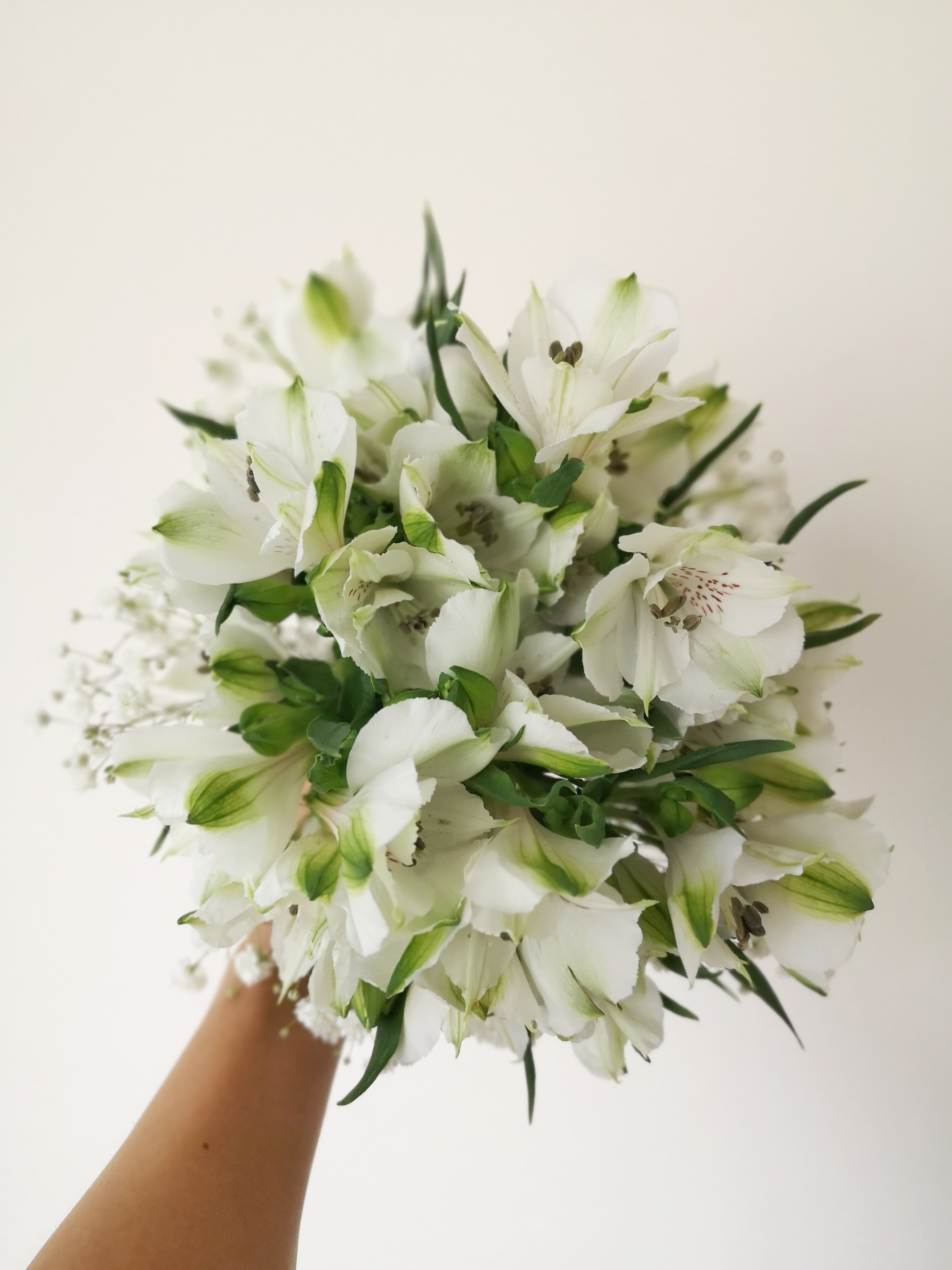 Ramo de novia en astromelias con ilusión