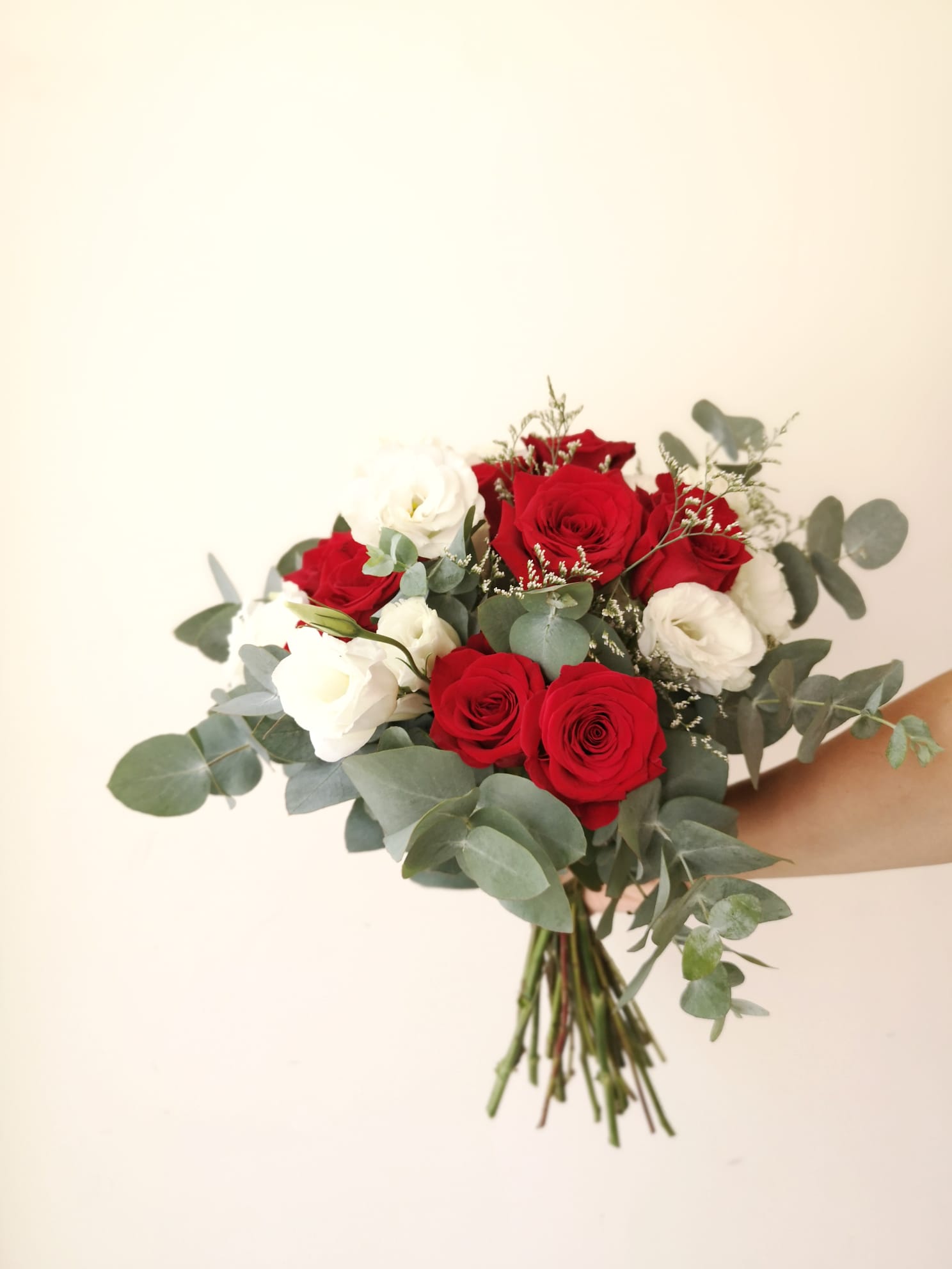 Ramo de 12 rosas y flores de estación