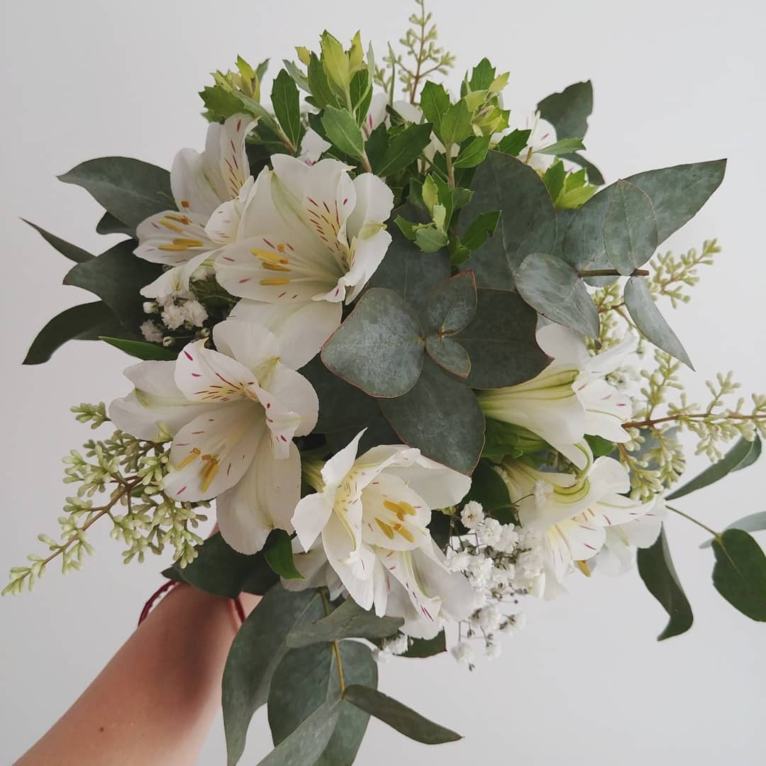 Ramo de novia en astromelias, ilusión y follaje variado.