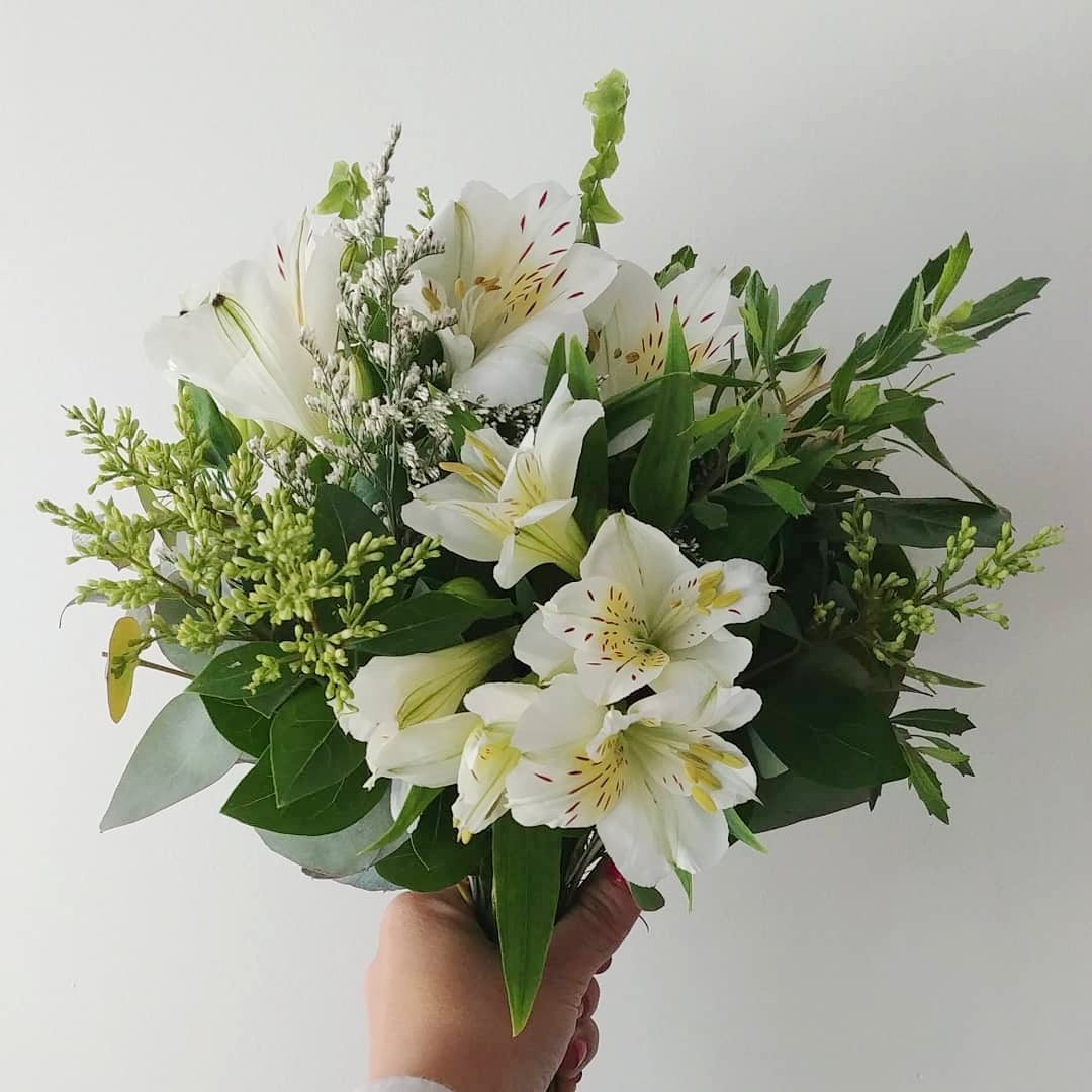 Ramo de novia en astromelias, ilusión y follaje variado.