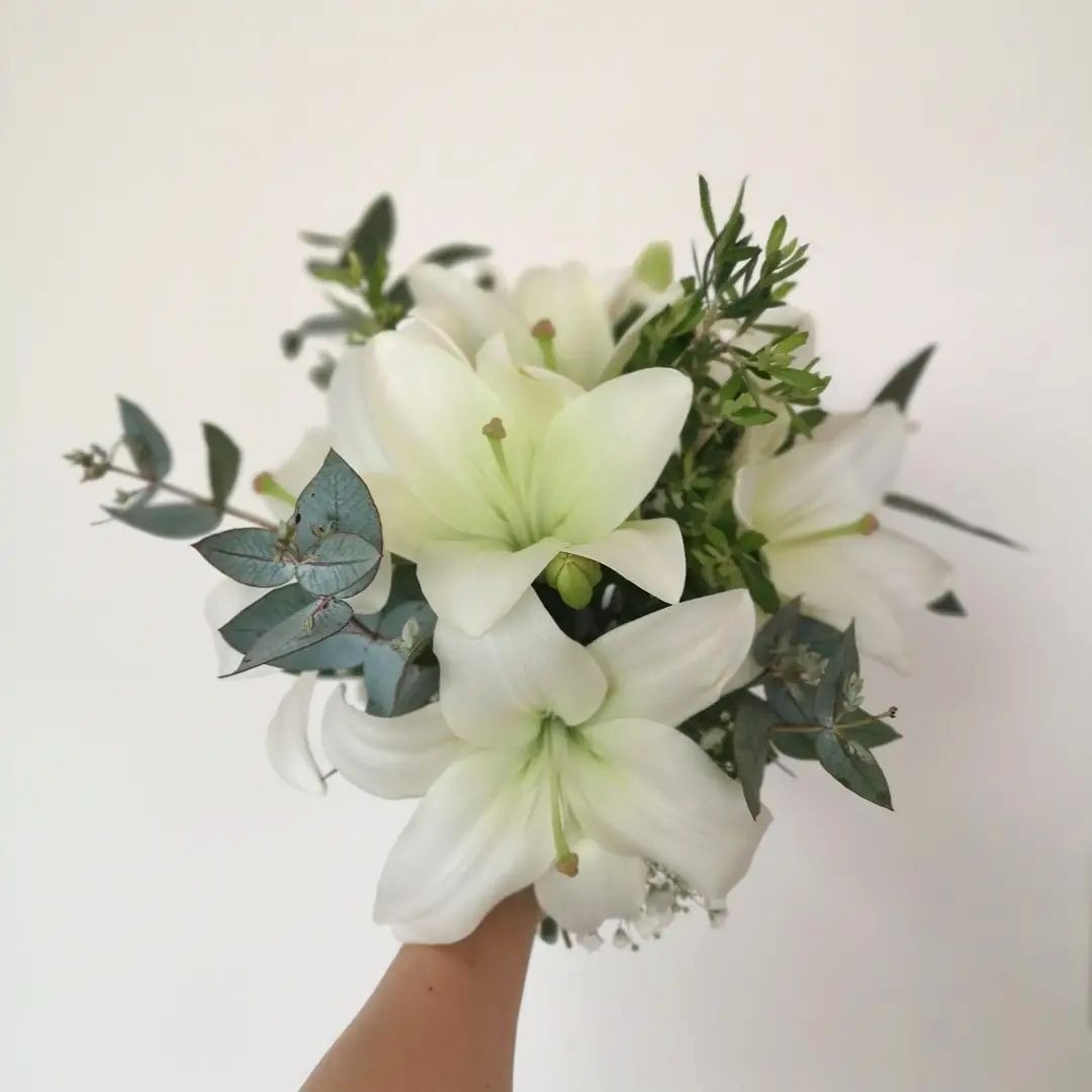 Ramo de novia en lirios con ilusión y follaje
