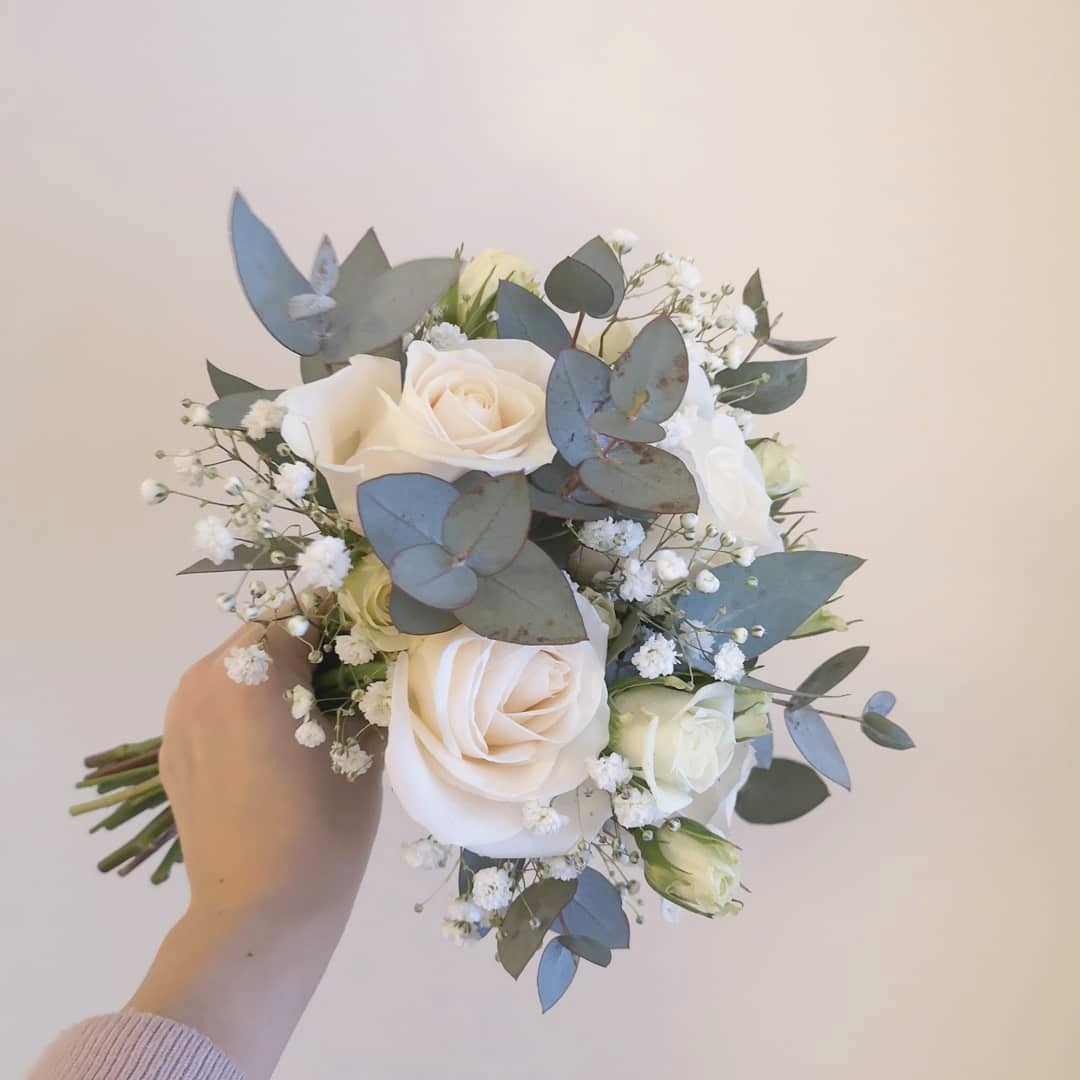 Ramo de novia en mini rosas, rosas, ilusión y follajes