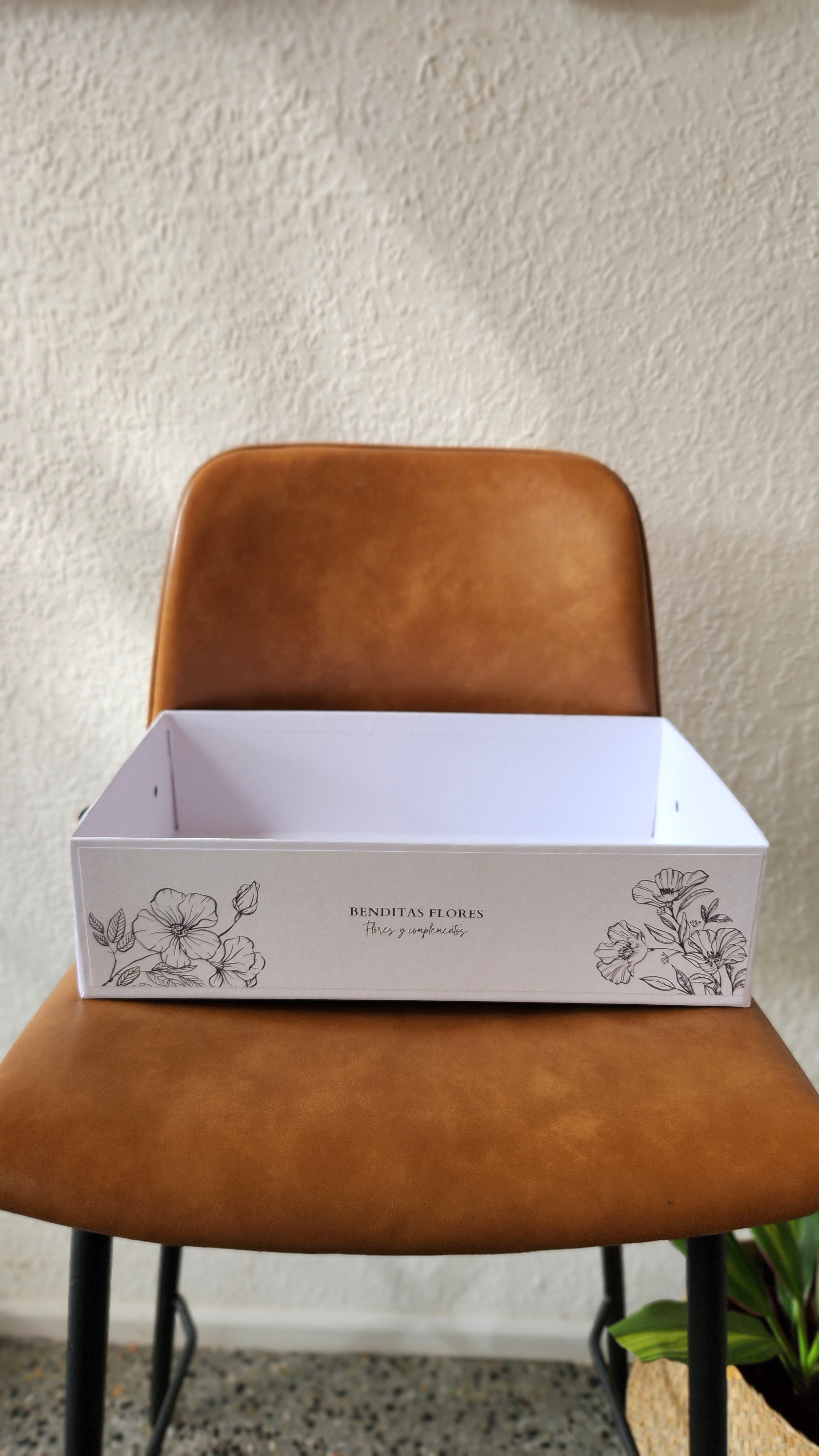 Caja de cartón con asas