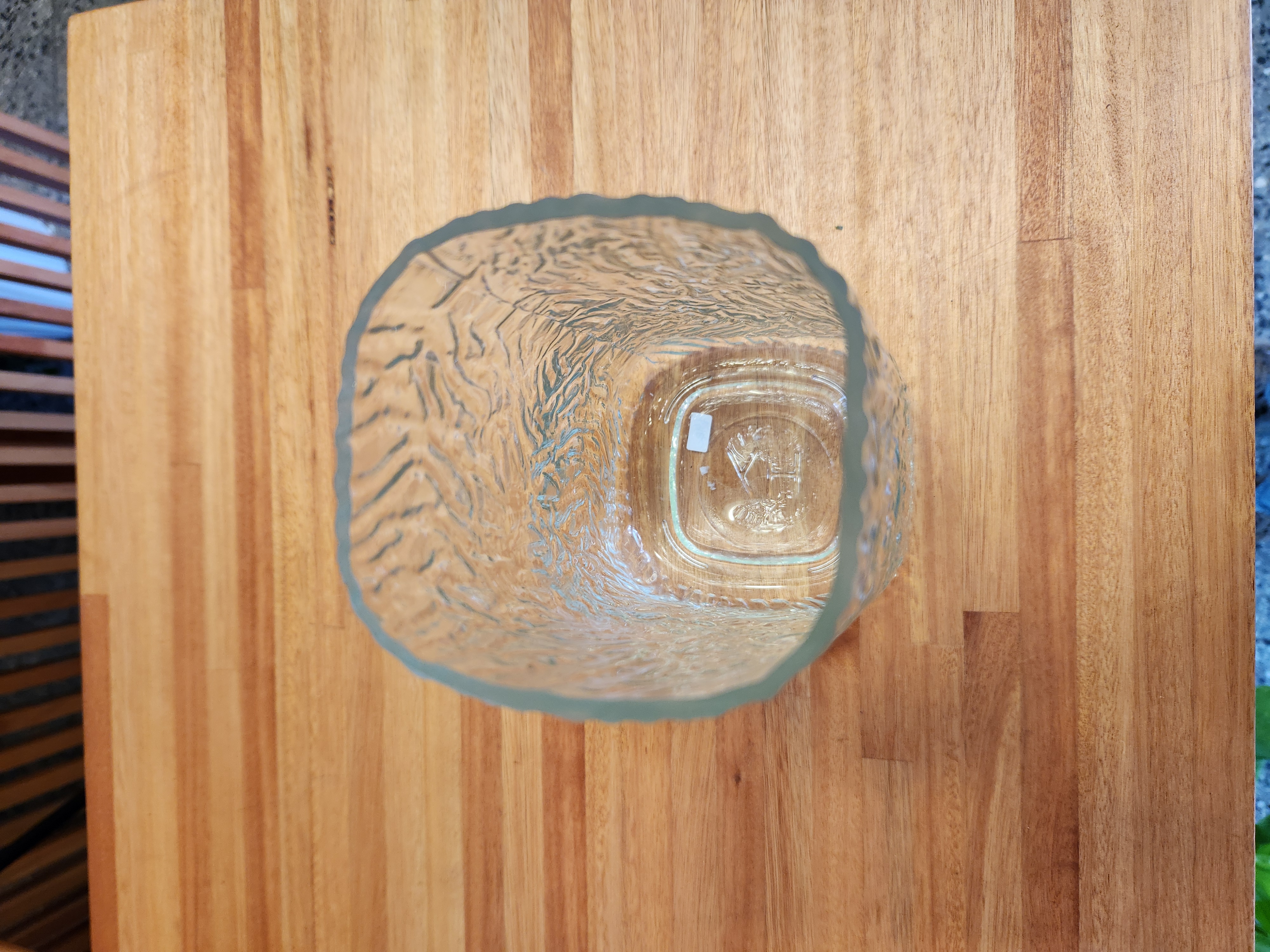 Florero de vidrio labrado