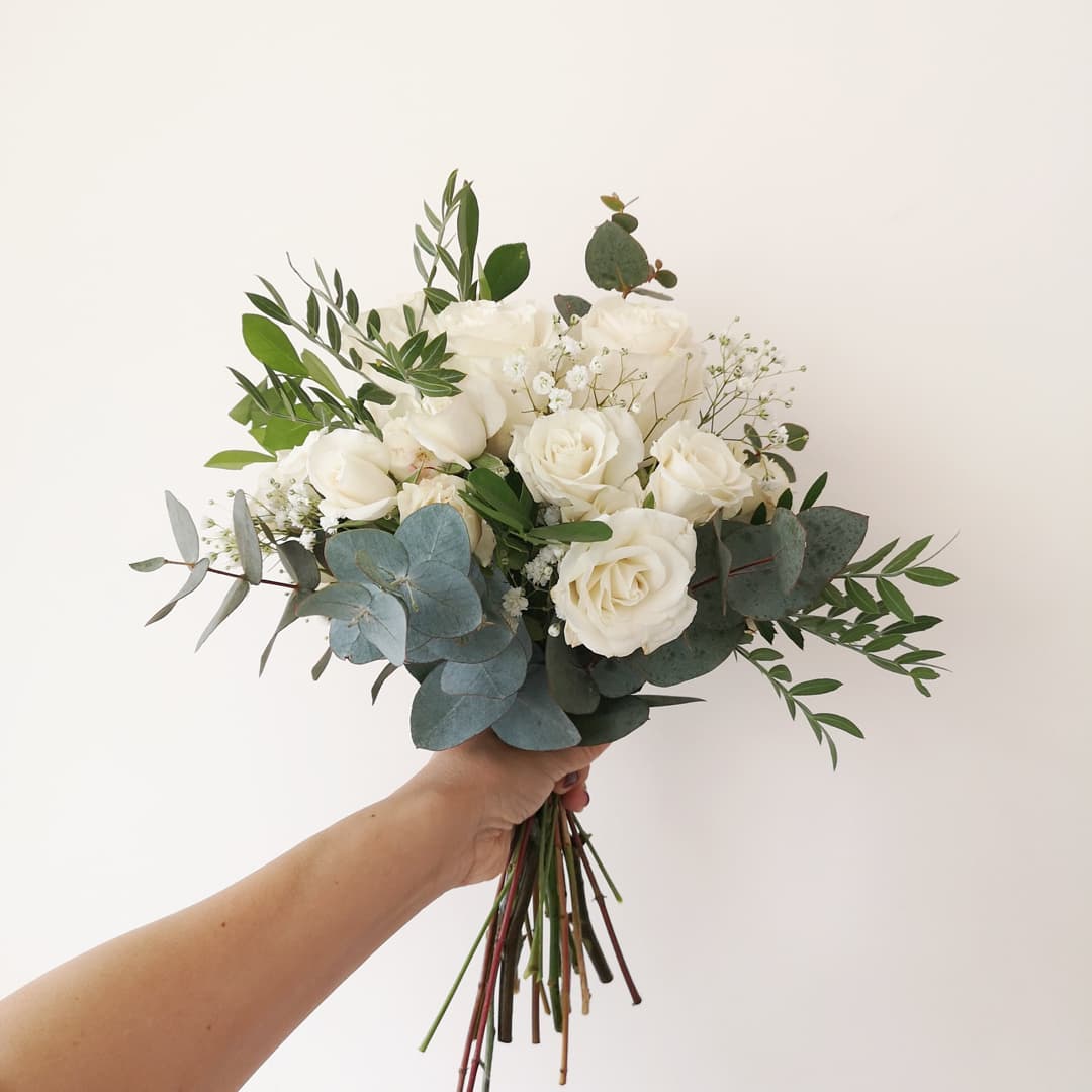 Ramo de novia en mini rosas, rosas, ilusión y follajes